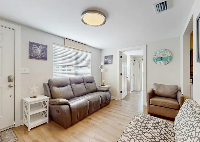 Two Charming Homes With Sparkling Water Views And Close To The * Gulf Shores